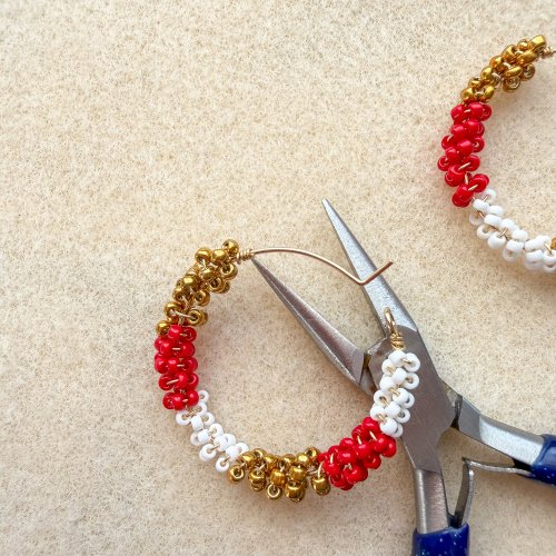 Margot Potter's Wrap It Up Earrings - , Contemporary Wire Jewelry, Wire Wrapping, Wrapping, Wire Wrapping Jewelry, Beads, Tuck the starting and finishing wire tails 